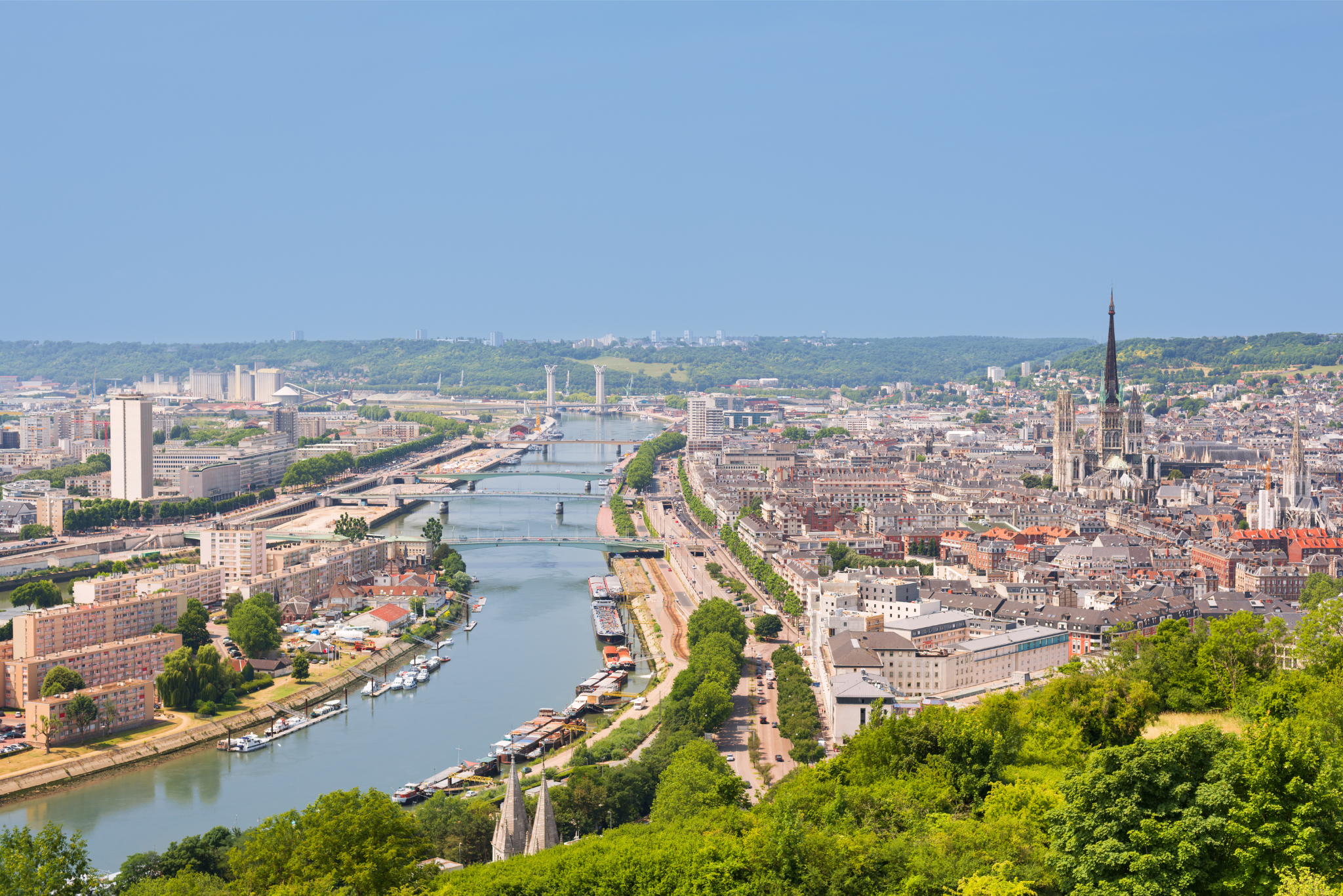 Vue panoramique d’une ville traversée par un fleuve avec bâtiments historiques