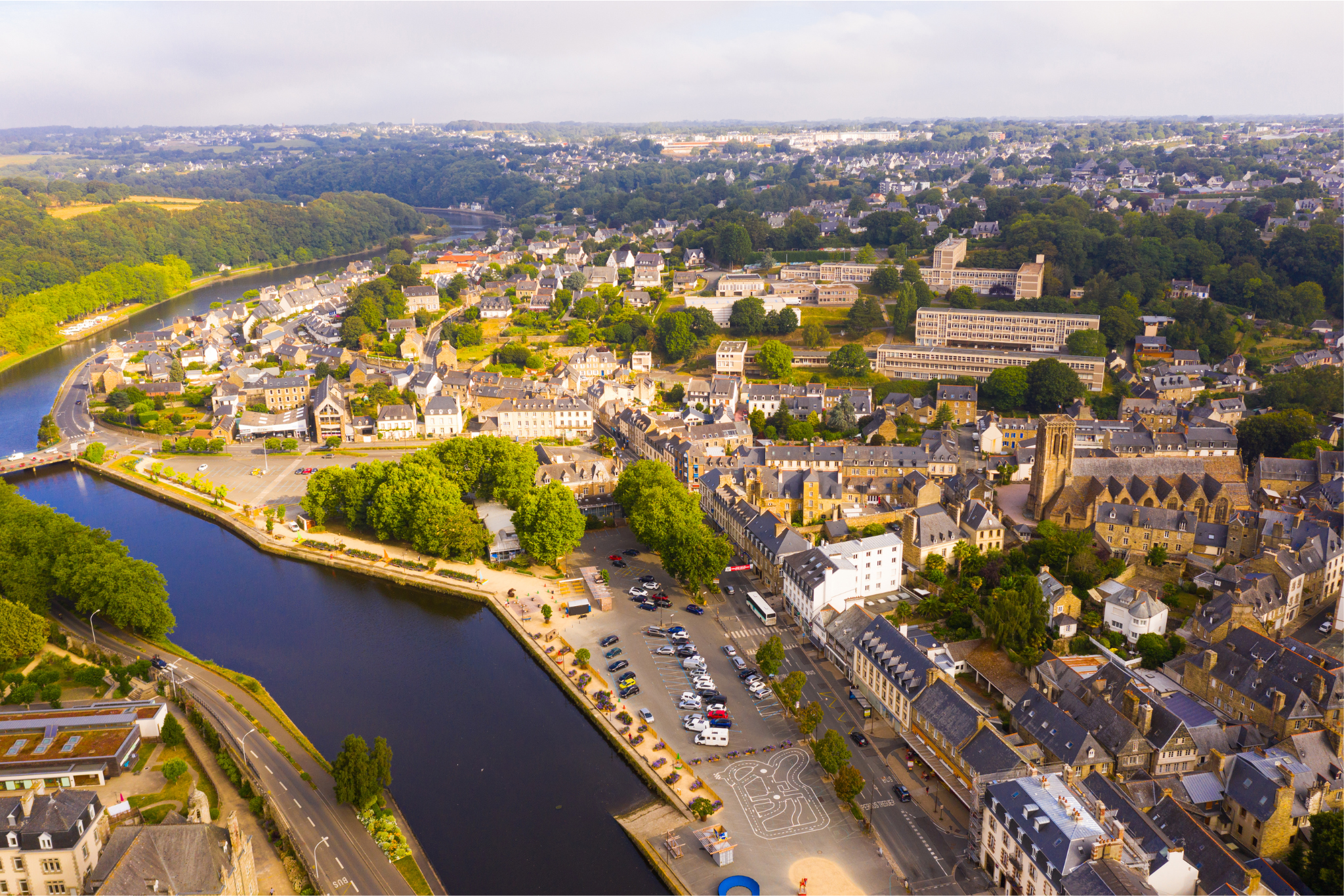 Vue aérienne d’une ville traversée par une rivière avec ponts et quartiers résidentiels