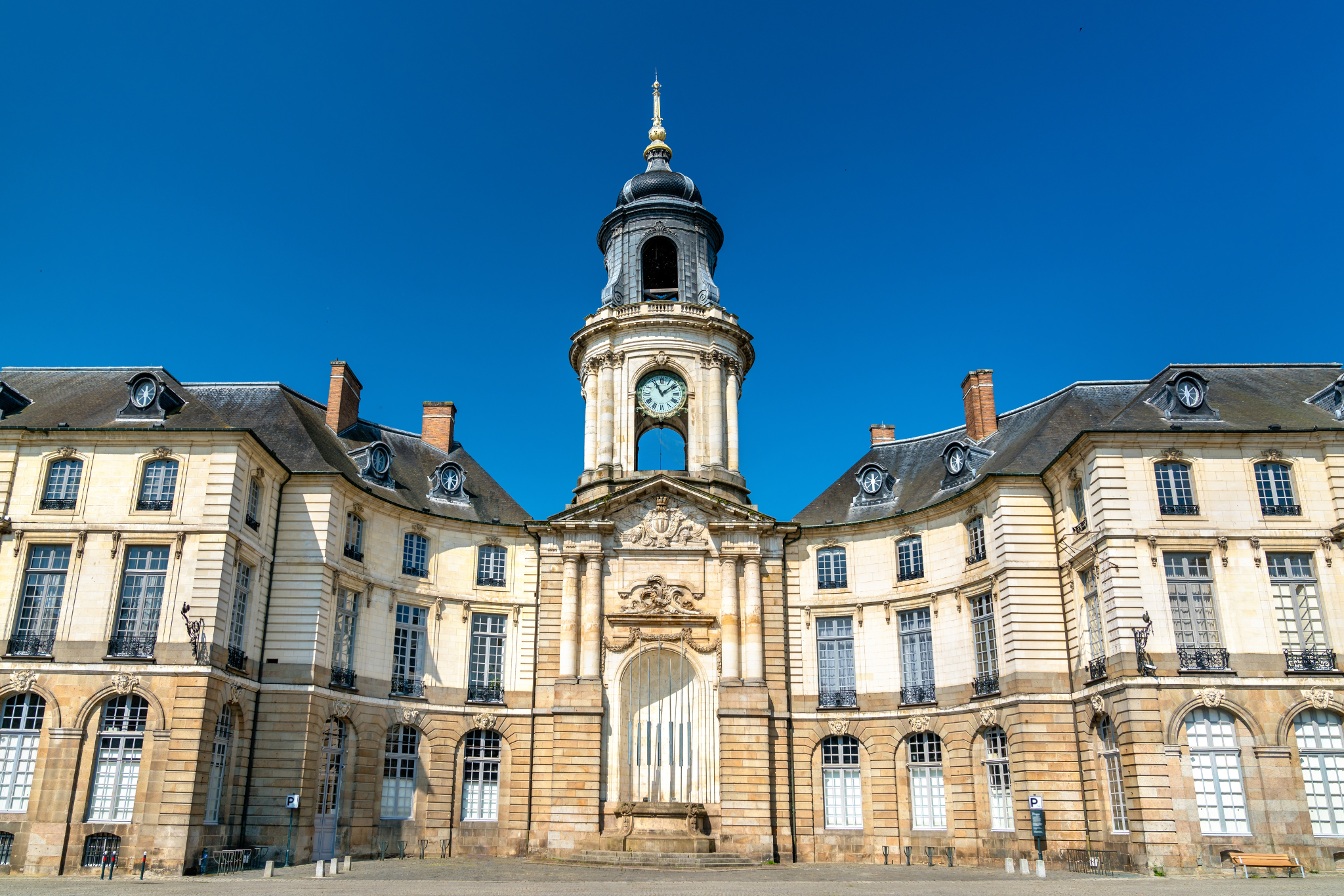 Bâtiment historique avec façade monumentale et beffroi central