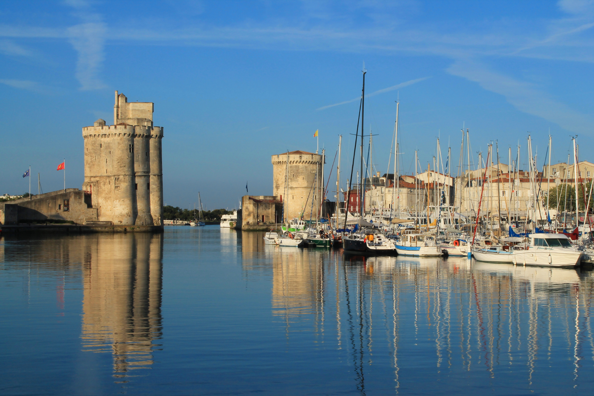 Tours médiévales et port de plaisance avec bateaux amarrés