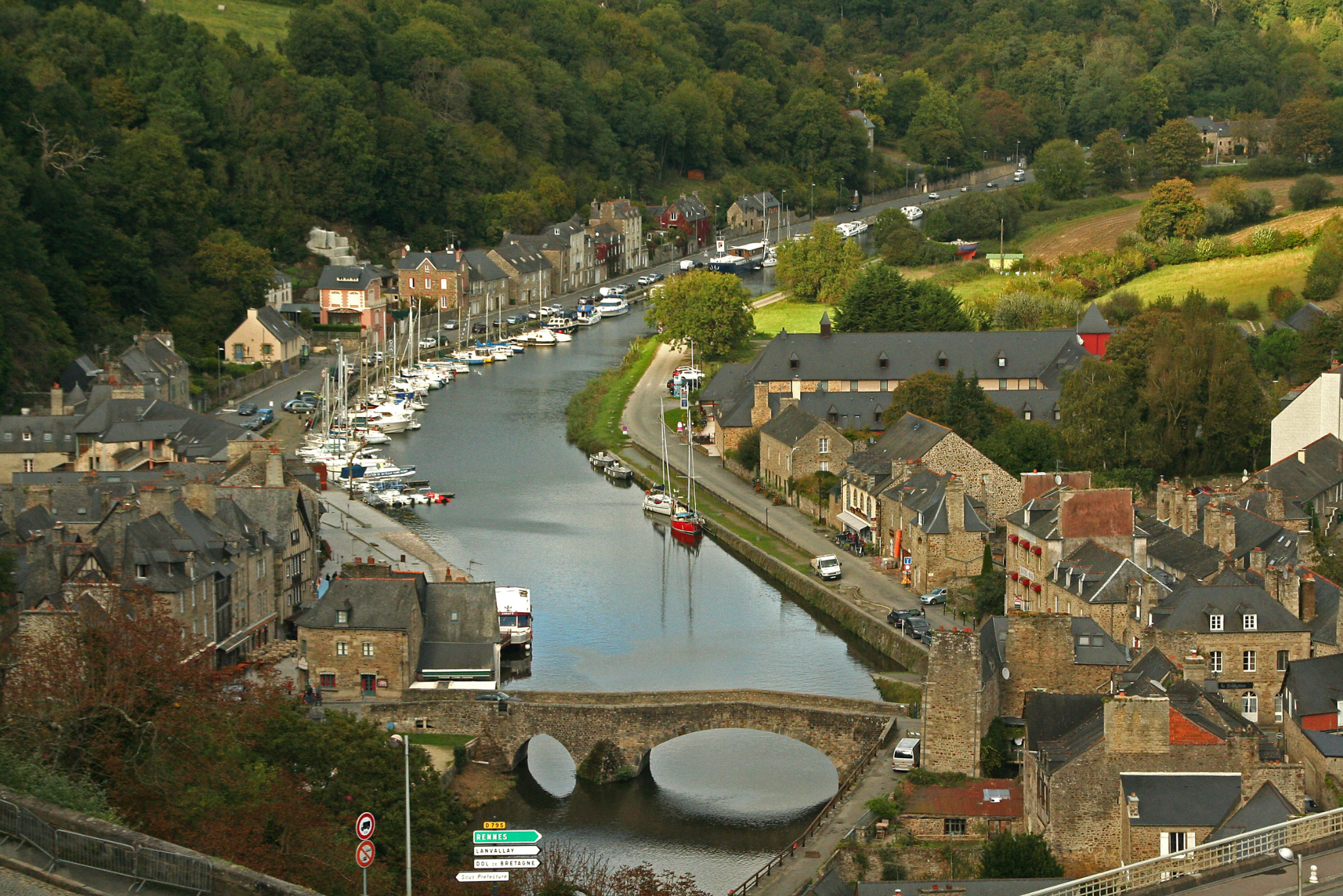 Vue aérienne d’une ville traversée par une rivière avec ponts et maisons anciennes