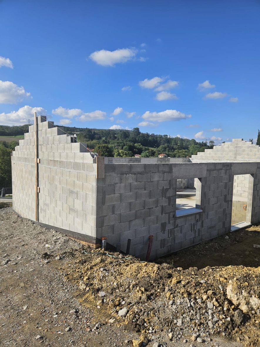 Elevation des murs d'une maison en agglo