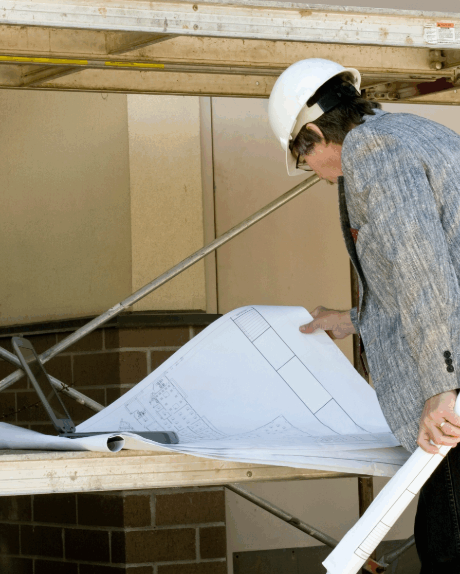 Conducteur vérifiant un chantier