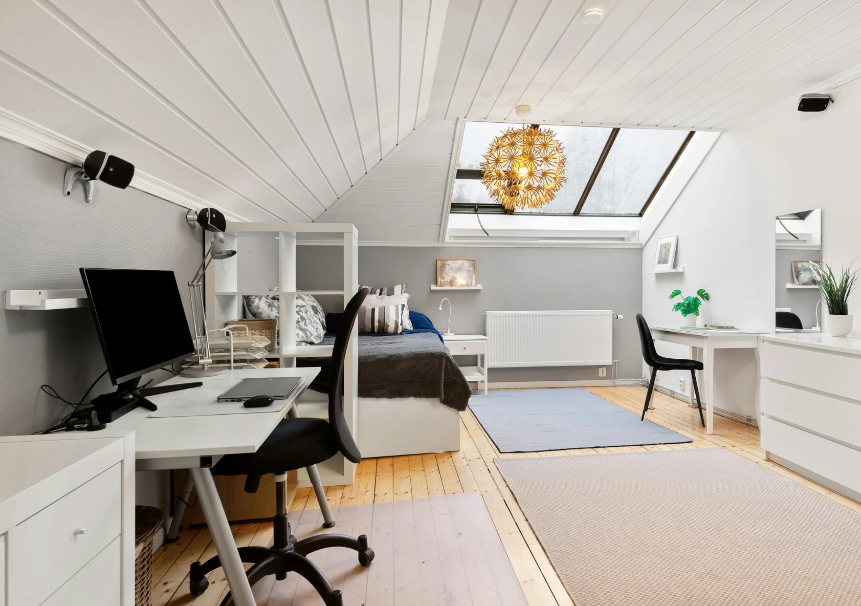 Aménagement de combles en chambre lumineuse avec espace bureau sous les toits